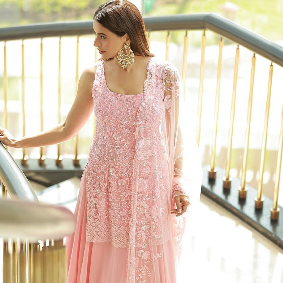 ఆమ్నా షరీఫ్.. హిందీ టీవీ సీరియల్స్ చూసే వాళ్లకు పెద్దగా పరిచయాలు అక్కర్లేదు. ఈమె ‘కహీ తో హోగా’ మూవీలో కషిష్‌గా.. కసౌటీ జిందగీ కే 2 లో కోమాలిక చౌబే గా మెప్పించింది.