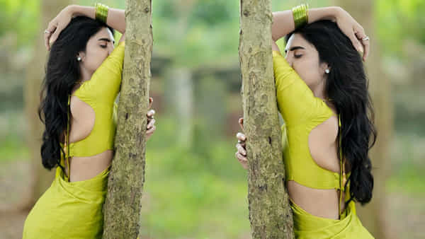 చెట్టు చాటున చిన్నదాని అందాలు అదరహో.. చిలకపచ్చ కోకలో కేక పెట్టిస్తున్న ఈ బ్యూటీక్వీన్ ఎవరో గుర్తుపట్టారా?