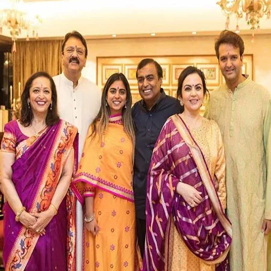 ముఖేష్ అంబానీ పెద్ద కుమారుడు ఆకాష్ అంబానీ కూడా 23 అక్టోబర్ 1991న జన్మించారు. రిలయన్స్ జియోలో డైరెక్టర్గా ఉన్నారు. అతను శ్లోకా మెహతాను వివాహం చేసుకున్నారు. వీరికి పృథ్వీ ఆకాష్ అంబానీ అనే కుమారుడు ఉన్నాడు.