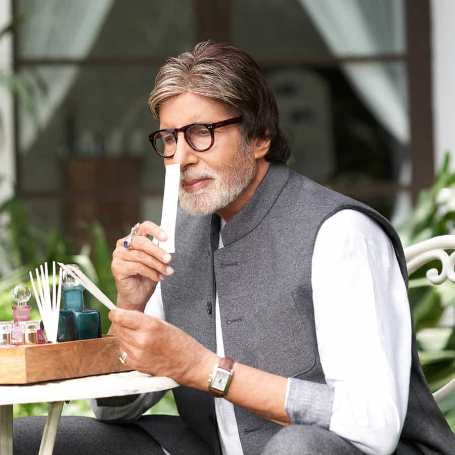 ఎక్కువ సేపు పని చేస్తే తీవ్రమైన నొప్పితో పాటు కండరాలు చచ్చుబడిపోయే అరుదైన కండిషన్ను అమితాబ్ ఫేస్ చేస్తున్నారు.