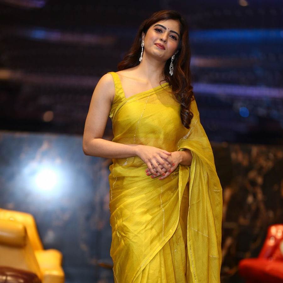 ఎనర్జిటిక్ స్టార్ రామ్ నటించిన రెడ్ సినిమాతో తెలుగు ప్రేక్షకులకు పరిచయం అయ్యింది అందాల భామ అమృత అయ్యర్..ఆ తర్వాత స్టార్ యాంకర్ ప్రదీప్ నటించిన 30 రోజుల్లో ప్రేమించడం ఎలా అనే సినిమాలో చేసింది ఈ భామ.