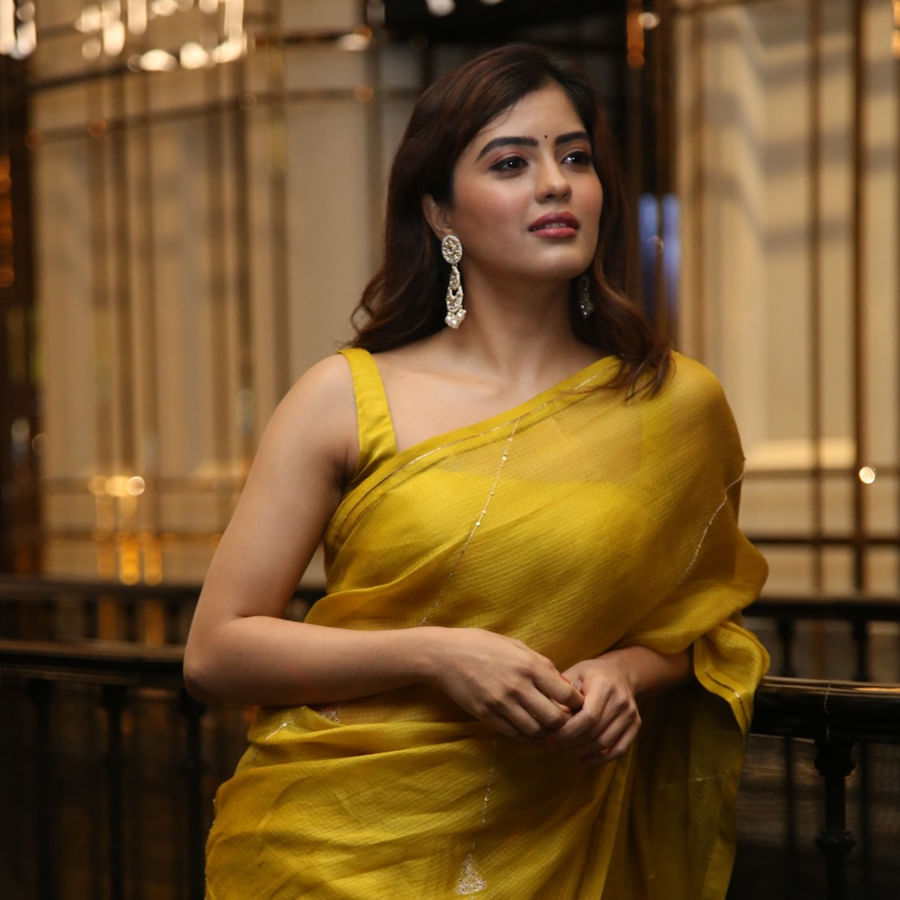 ఎనర్జిటిక్ స్టార్ రామ్ నటించిన రెడ్ సినిమాతో తెలుగు ప్రేక్షకులకు పరిచయం అయ్యింది అందాల భామ అమృత అయ్యర్..ఆ తర్వాత స్టార్ యాంకర్ ప్రదీప్ నటించిన 30 రోజుల్లో ప్రేమించడం ఎలా అనే సినిమాలో చేసింది ఈ భామ.