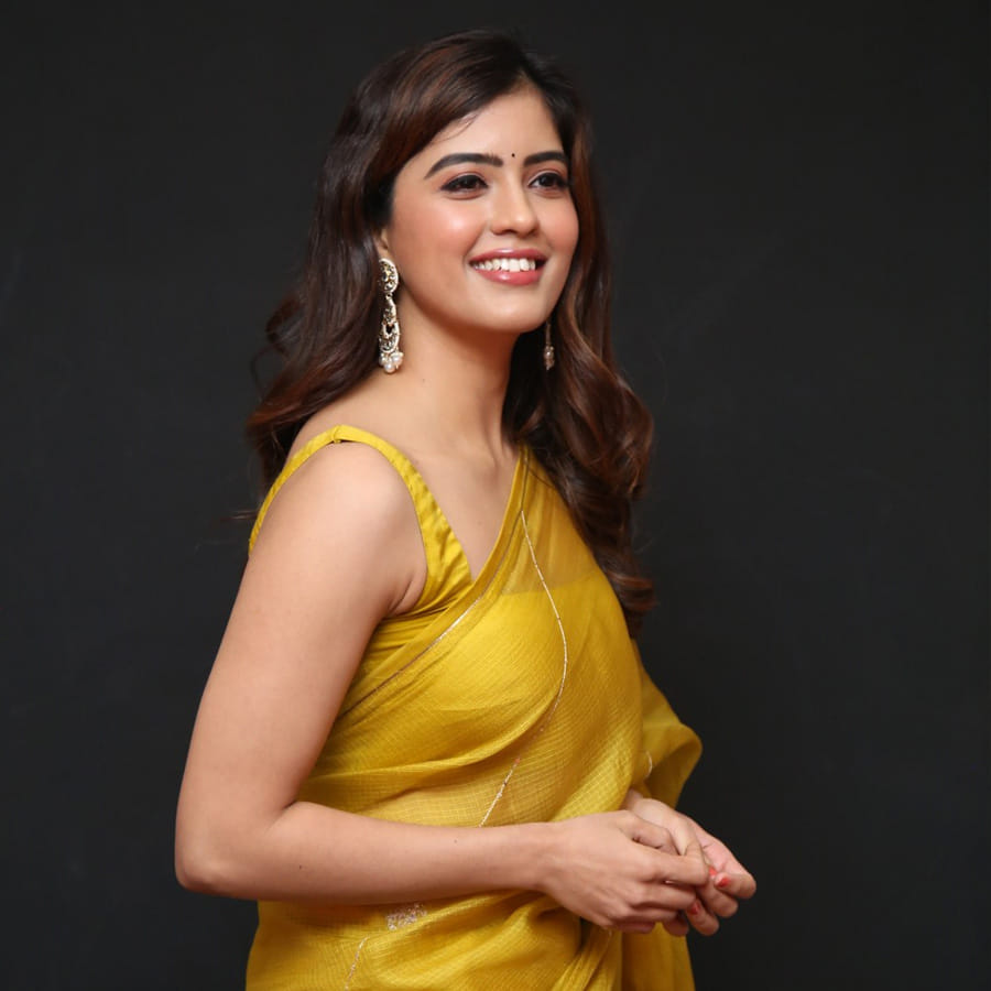 ఎనర్జిటిక్ స్టార్ రామ్ నటించిన రెడ్ సినిమాతో తెలుగు ప్రేక్షకులకు పరిచయం అయ్యింది అందాల భామ అమృత అయ్యర్..ఆ తర్వాత స్టార్ యాంకర్ ప్రదీప్ నటించిన 30 రోజుల్లో ప్రేమించడం ఎలా అనే సినిమాలో చేసింది ఈ భామ.