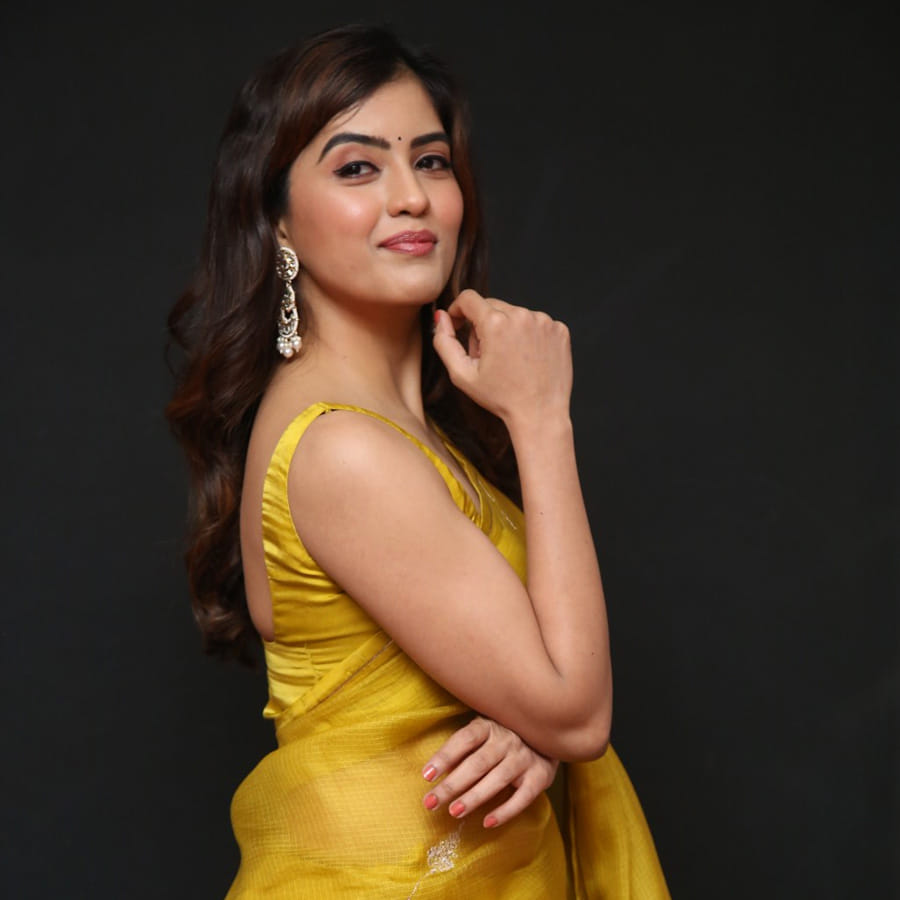 ఎనర్జిటిక్ స్టార్ రామ్ నటించిన రెడ్ సినిమాతో తెలుగు ప్రేక్షకులకు పరిచయం అయ్యింది అందాల భామ అమృత అయ్యర్..ఆ తర్వాత స్టార్ యాంకర్ ప్రదీప్ నటించిన 30 రోజుల్లో ప్రేమించడం ఎలా అనే సినిమాలో చేసింది ఈ భామ.