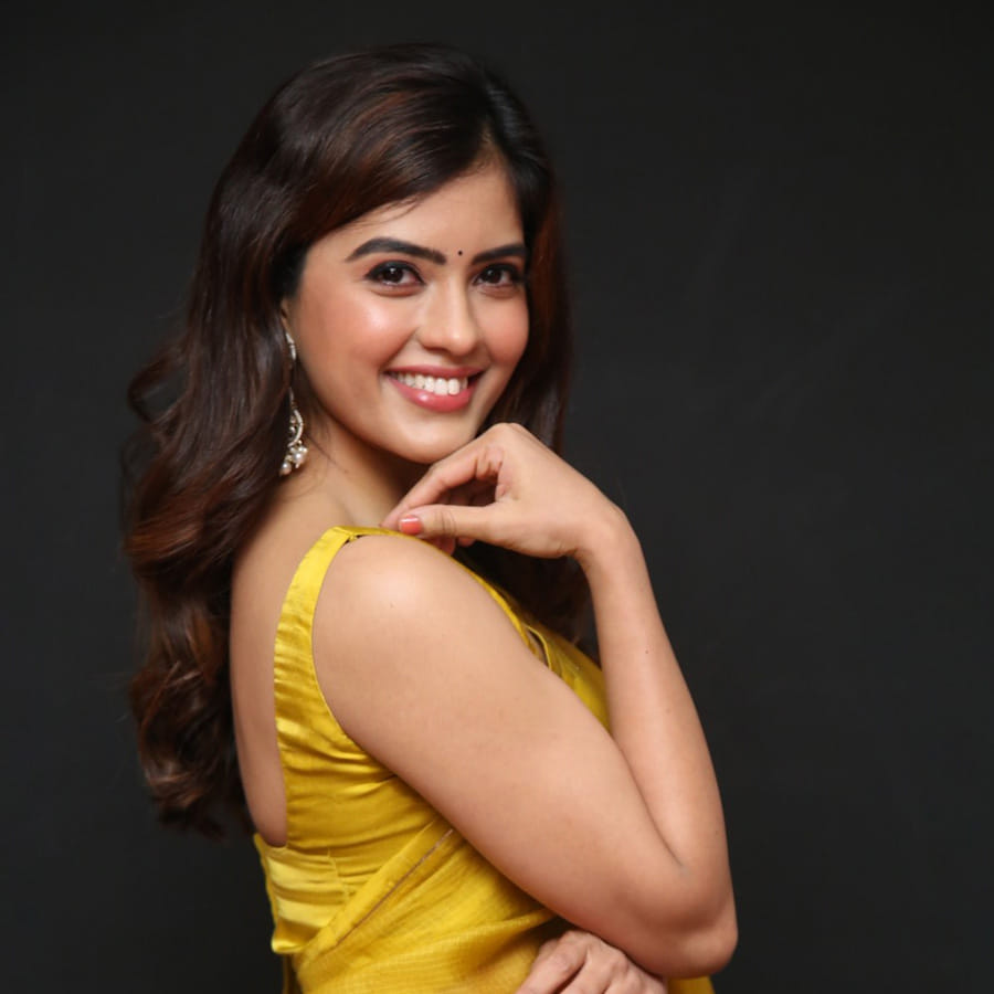 ఎనర్జిటిక్ స్టార్ రామ్ నటించిన రెడ్ సినిమాతో తెలుగు ప్రేక్షకులకు పరిచయం అయ్యింది అందాల భామ అమృత అయ్యర్..ఆ తర్వాత స్టార్ యాంకర్ ప్రదీప్ నటించిన 30 రోజుల్లో ప్రేమించడం ఎలా అనే సినిమాలో చేసింది ఈ భామ.