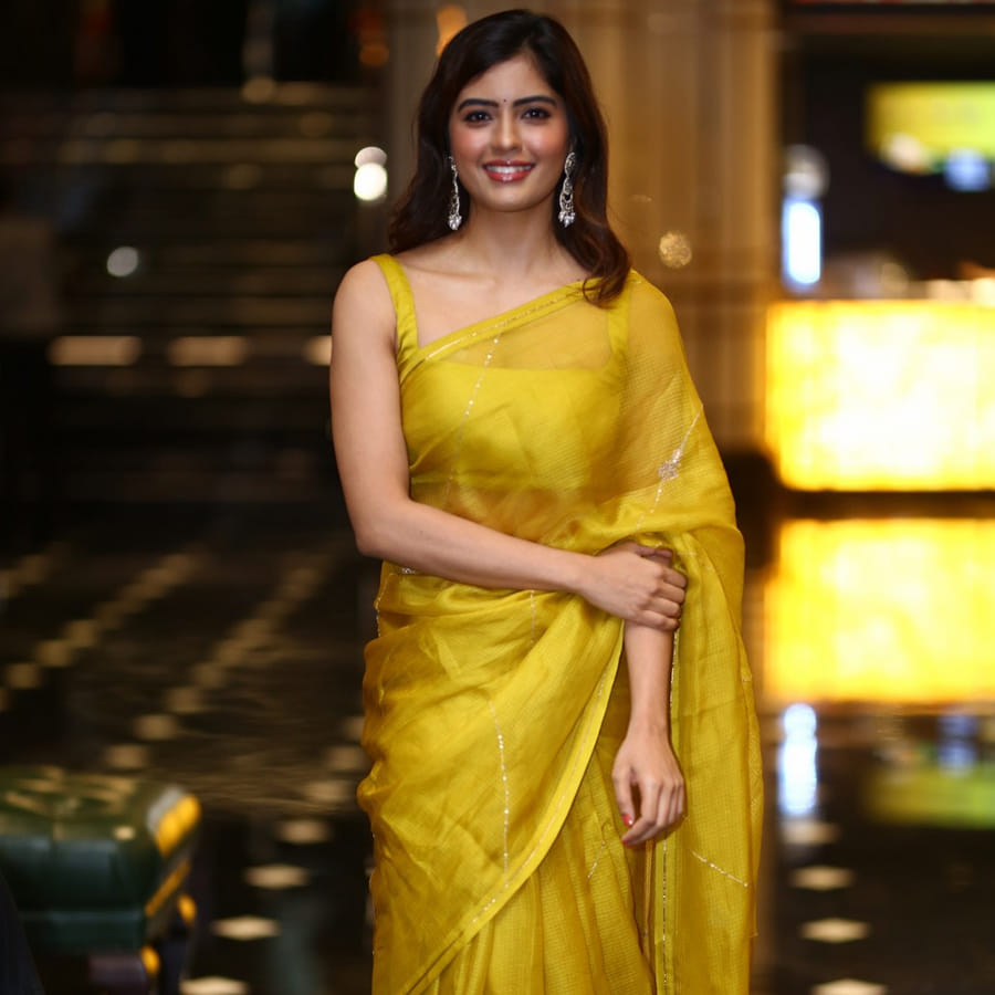 ఎనర్జిటిక్ స్టార్ రామ్ నటించిన రెడ్ సినిమాతో తెలుగు ప్రేక్షకులకు పరిచయం అయ్యింది అందాల భామ అమృత అయ్యర్..ఆ తర్వాత స్టార్ యాంకర్ ప్రదీప్ నటించిన 30 రోజుల్లో ప్రేమించడం ఎలా అనే సినిమాలో చేసింది ఈ భామ.