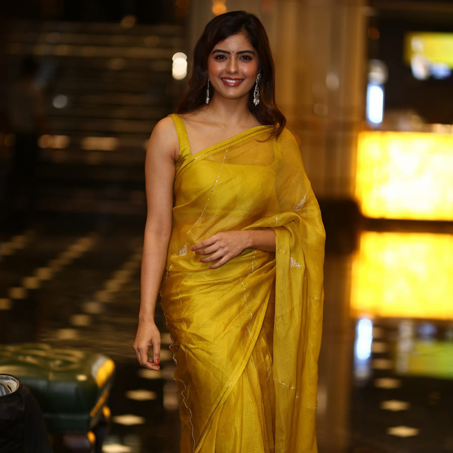 ఎనర్జిటిక్ స్టార్ రామ్ నటించిన రెడ్ సినిమాతో తెలుగు ప్రేక్షకులకు పరిచయం అయ్యింది అందాల భామ అమృత అయ్యర్..ఆ తర్వాత స్టార్ యాంకర్ ప్రదీప్ నటించిన 30 రోజుల్లో ప్రేమించడం ఎలా అనే సినిమాలో చేసింది ఈ భామ.