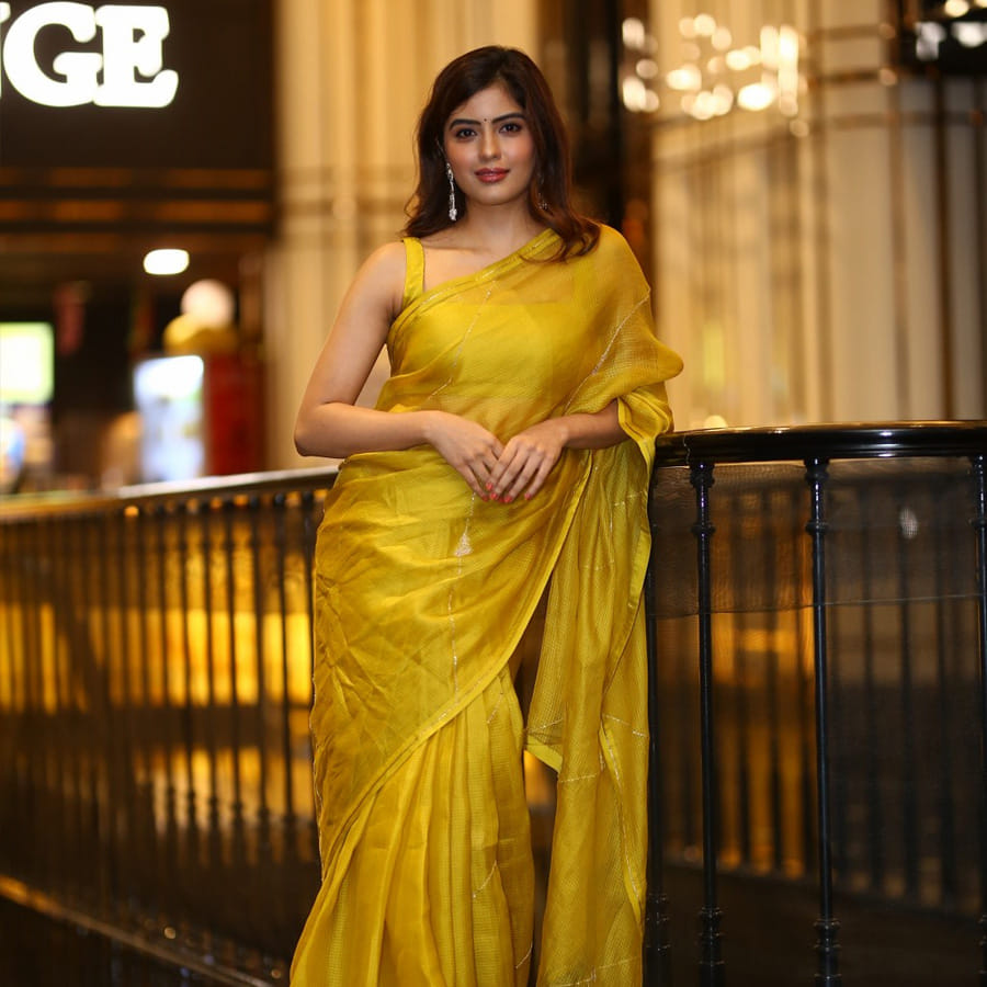 ఎనర్జిటిక్ స్టార్ రామ్ నటించిన రెడ్ సినిమాతో తెలుగు ప్రేక్షకులకు పరిచయం అయ్యింది అందాల భామ అమృత అయ్యర్..ఆ తర్వాత స్టార్ యాంకర్ ప్రదీప్ నటించిన 30 రోజుల్లో ప్రేమించడం ఎలా అనే సినిమాలో చేసింది ఈ భామ.