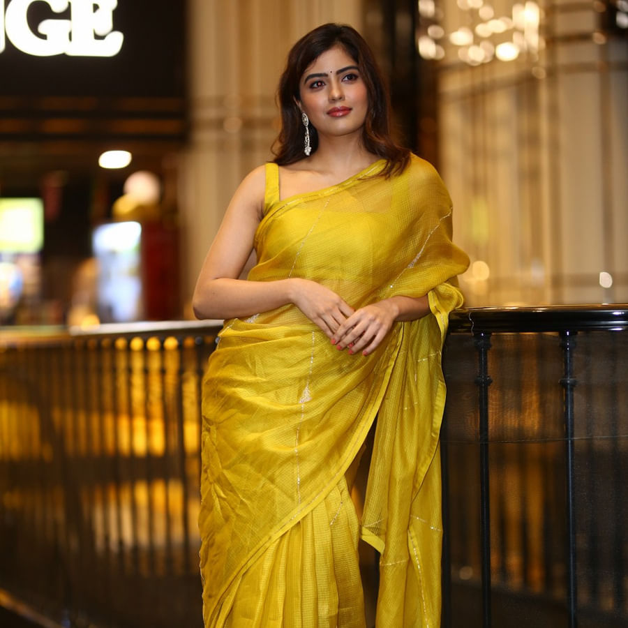 ఎనర్జిటిక్ స్టార్ రామ్ నటించిన రెడ్ సినిమాతో తెలుగు ప్రేక్షకులకు పరిచయం అయ్యింది అందాల భామ అమృత అయ్యర్..ఆ తర్వాత స్టార్ యాంకర్ ప్రదీప్ నటించిన 30 రోజుల్లో ప్రేమించడం ఎలా అనే సినిమాలో చేసింది ఈ భామ.