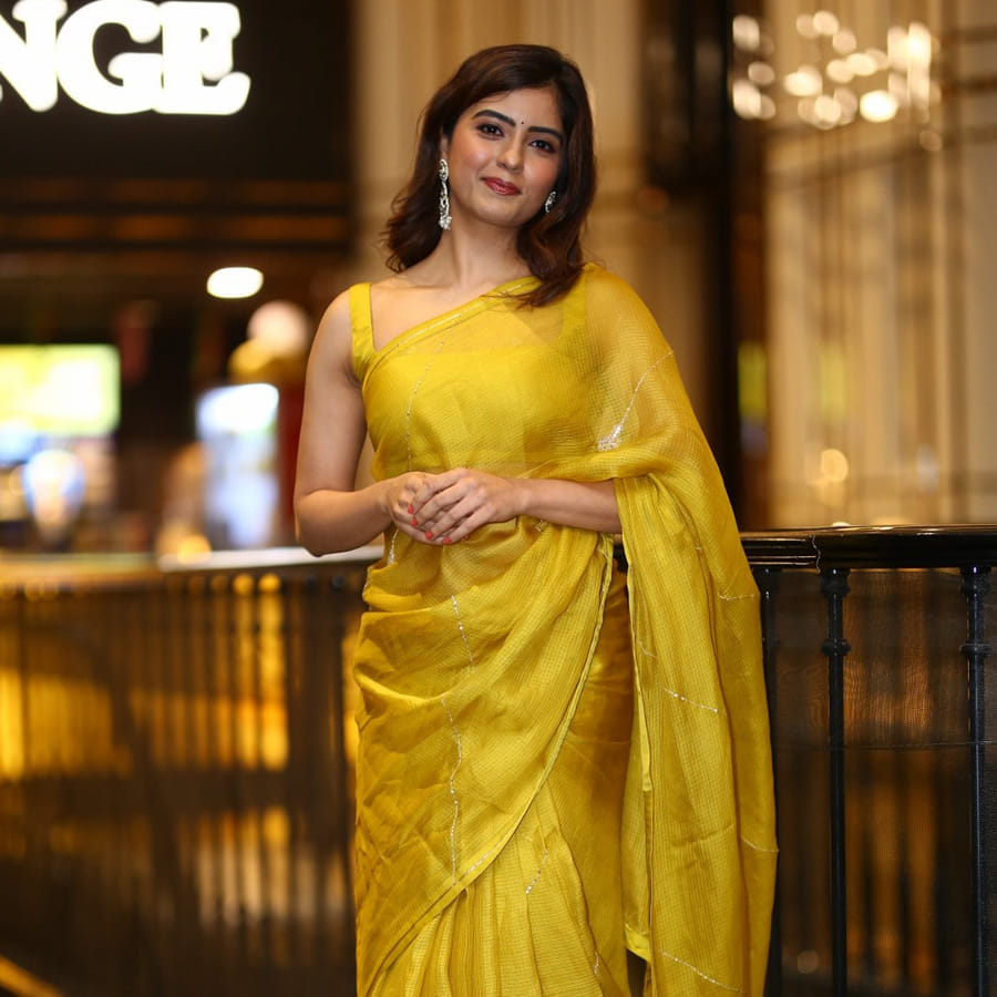 ఎనర్జిటిక్ స్టార్ రామ్ నటించిన రెడ్ సినిమాతో తెలుగు ప్రేక్షకులకు పరిచయం అయ్యింది అందాల భామ అమృత అయ్యర్..ఆ తర్వాత స్టార్ యాంకర్ ప్రదీప్ నటించిన 30 రోజుల్లో ప్రేమించడం ఎలా అనే సినిమాలో చేసింది ఈ భామ.