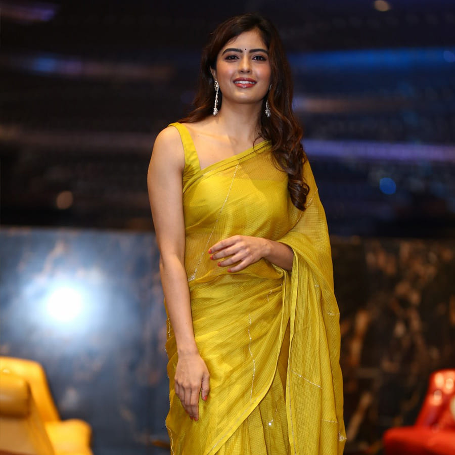 ఎనర్జిటిక్ స్టార్ రామ్ నటించిన రెడ్ సినిమాతో తెలుగు ప్రేక్షకులకు పరిచయం అయ్యింది అందాల భామ అమృత అయ్యర్..ఆ తర్వాత స్టార్ యాంకర్ ప్రదీప్ నటించిన 30 రోజుల్లో ప్రేమించడం ఎలా అనే సినిమాలో చేసింది ఈ భామ.