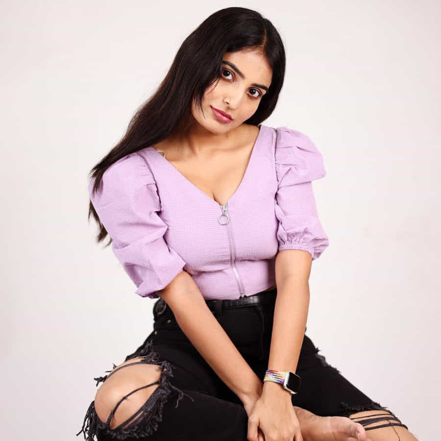  అనన్య నాగళ్ళ ఈ పేరు ఇప్పుడిప్పుడే ప్రేక్షకులకు పరిచయం అవుతుంది. తెలుగులో మల్లేశం, ప్లే బ్యాక్ లాంటి సినిమాలతో గుర్తింపు తెచ్చుకుంది ఈ బ్యూటీ. తెలుగమ్మాయి కావడంతో అంత త్వరగా అవకాశాలు మాత్రం రావడం లేదు. ఇలాంటి సమయంలో పవన్ కళ్యాణ్ వకీల్ సాబ్ సినిమాలో అవకాశం అందుకుంది.