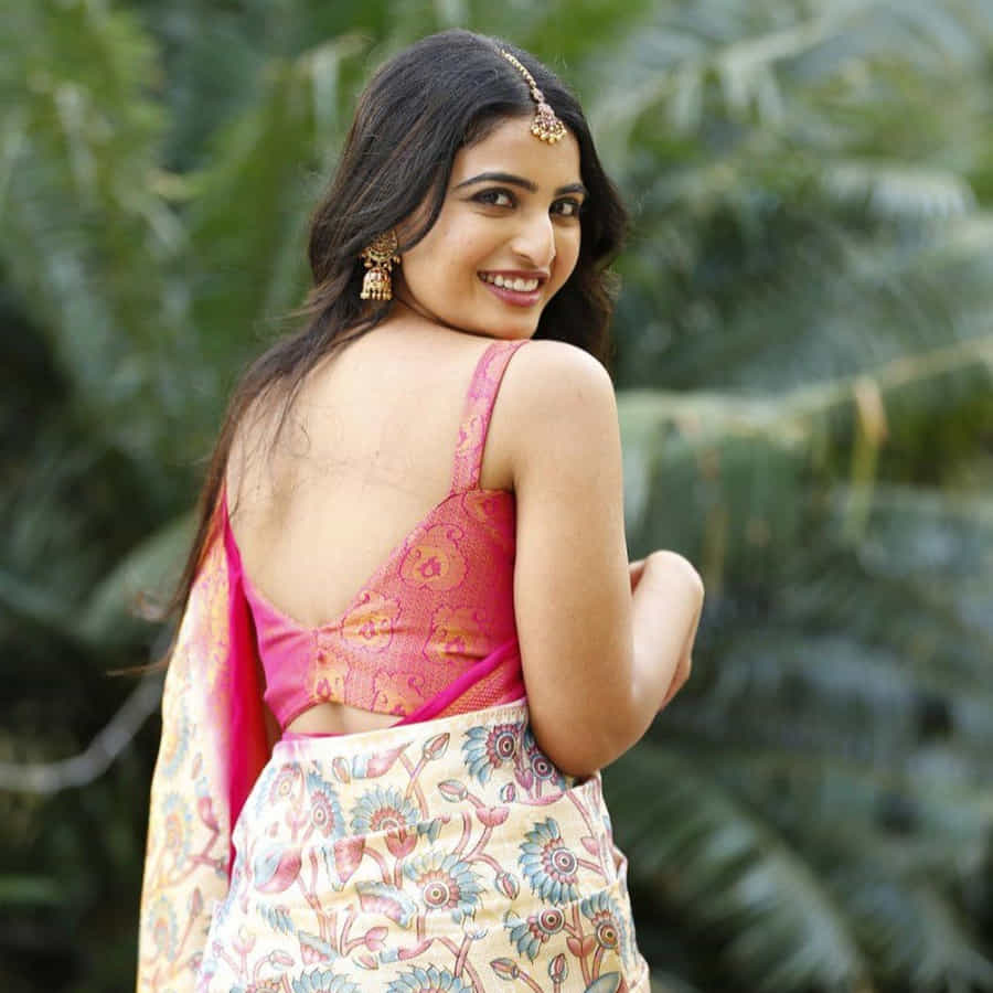  అనన్య నాగళ్ళ ఈ పేరు ఇప్పుడిప్పుడే ప్రేక్షకులకు పరిచయం అవుతుంది. తెలుగులో మల్లేశం, ప్లే బ్యాక్ లాంటి సినిమాలతో గుర్తింపు తెచ్చుకుంది ఈ బ్యూటీ. తెలుగమ్మాయి కావడంతో అంత త్వరగా అవకాశాలు మాత్రం రావడం లేదు. ఇలాంటి సమయంలో పవన్ కళ్యాణ్ వకీల్ సాబ్ సినిమాలో అవకాశం అందుకుంది.