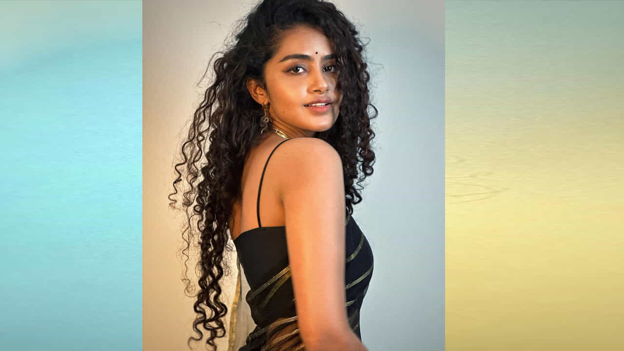 అనుపమ పరమేశ్వరన్ ఈ పేరుకు తెలుగు ఇండస్ట్రీలో ప్రత్యేకంగా పరిచయాలు అవసరం లేదు. వరస విజయాలతో తెలుగుకు వచ్చిన ఈ మలయాళీ ముద్దుగుమ్మ స్టార్ హీరోయిన్ అయిపోయింది. అండ్ ఈ అమ్మడి ఎక్స్ప్రెషన్స్ కి ఫాలోయింగ్ విపరీతంగా ఉంది. తాజాగా ఈ బ్యూటీ షేర్ చేసిన ఫొటోస్ మరింత ఎట్రాక్టీవ్ గా ఉన్నాయి.