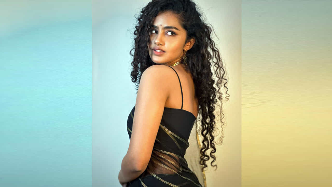 అనుపమ పరమేశ్వరన్ ఈ పేరుకు తెలుగు ఇండస్ట్రీలో ప్రత్యేకంగా పరిచయాలు అవసరం లేదు. వరస విజయాలతో తెలుగుకు వచ్చిన ఈ మలయాళీ ముద్దుగుమ్మ స్టార్ హీరోయిన్ అయిపోయింది. అండ్ ఈ అమ్మడి ఎక్స్ప్రెషన్స్ కి ఫాలోయింగ్ విపరీతంగా ఉంది. తాజాగా ఈ బ్యూటీ షేర్ చేసిన ఫొటోస్ మరింత ఎట్రాక్టీవ్ గా ఉన్నాయి.