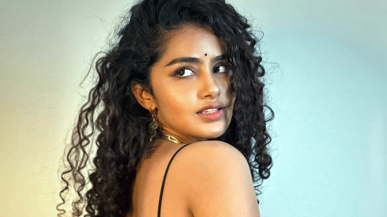 అనుపమ పరమేశ్వరన్ ఈ పేరుకు తెలుగు ఇండస్ట్రీలో ప్రత్యేకంగా పరిచయాలు అవసరం లేదు. వరస విజయాలతో తెలుగుకు వచ్చిన ఈ మలయాళీ ముద్దుగుమ్మ స్టార్ హీరోయిన్ అయిపోయింది. అండ్ ఈ అమ్మడి ఎక్స్ప్రెషన్స్ కి ఫాలోయింగ్ విపరీతంగా ఉంది. తాజాగా ఈ బ్యూటీ షేర్ చేసిన ఫొటోస్ మరింత ఎట్రాక్టీవ్ గా ఉన్నాయి.