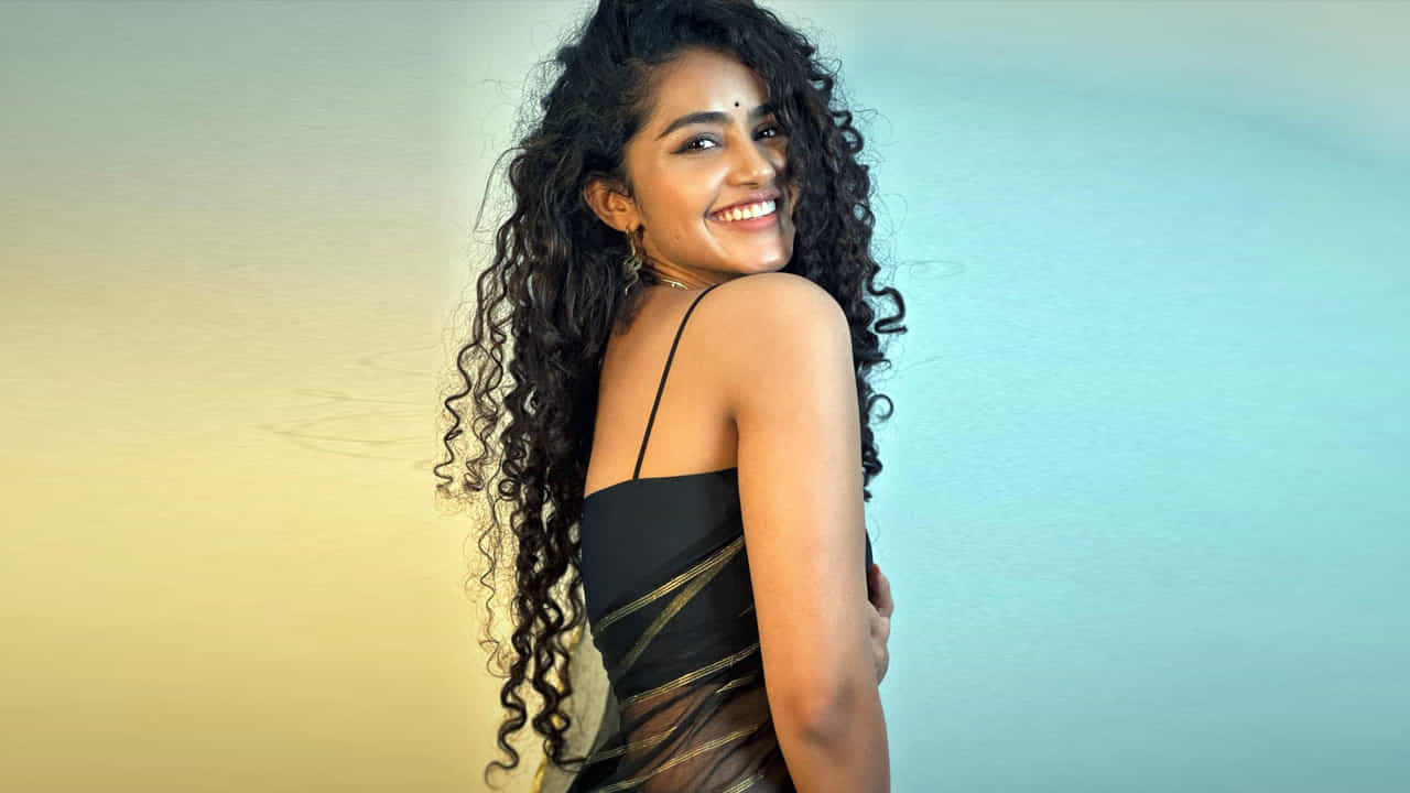 అనుపమ పరమేశ్వరన్ ఈ పేరుకు తెలుగు ఇండస్ట్రీలో ప్రత్యేకంగా పరిచయాలు అవసరం లేదు. వరస విజయాలతో తెలుగుకు వచ్చిన ఈ మలయాళీ ముద్దుగుమ్మ స్టార్ హీరోయిన్ అయిపోయింది. అండ్ ఈ అమ్మడి ఎక్స్ప్రెషన్స్ కి ఫాలోయింగ్ విపరీతంగా ఉంది. తాజాగా ఈ బ్యూటీ షేర్ చేసిన ఫొటోస్ మరింత ఎట్రాక్టీవ్ గా ఉన్నాయి.