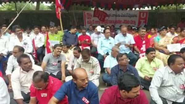 Andhra Pradesh: ఈసారి తగ్గేదేలే.. ఏపీలో మళ్లీ రోడ్డెక్కిన టీచర్స్.. అప్పటివరకు డెడ్లైన్..
