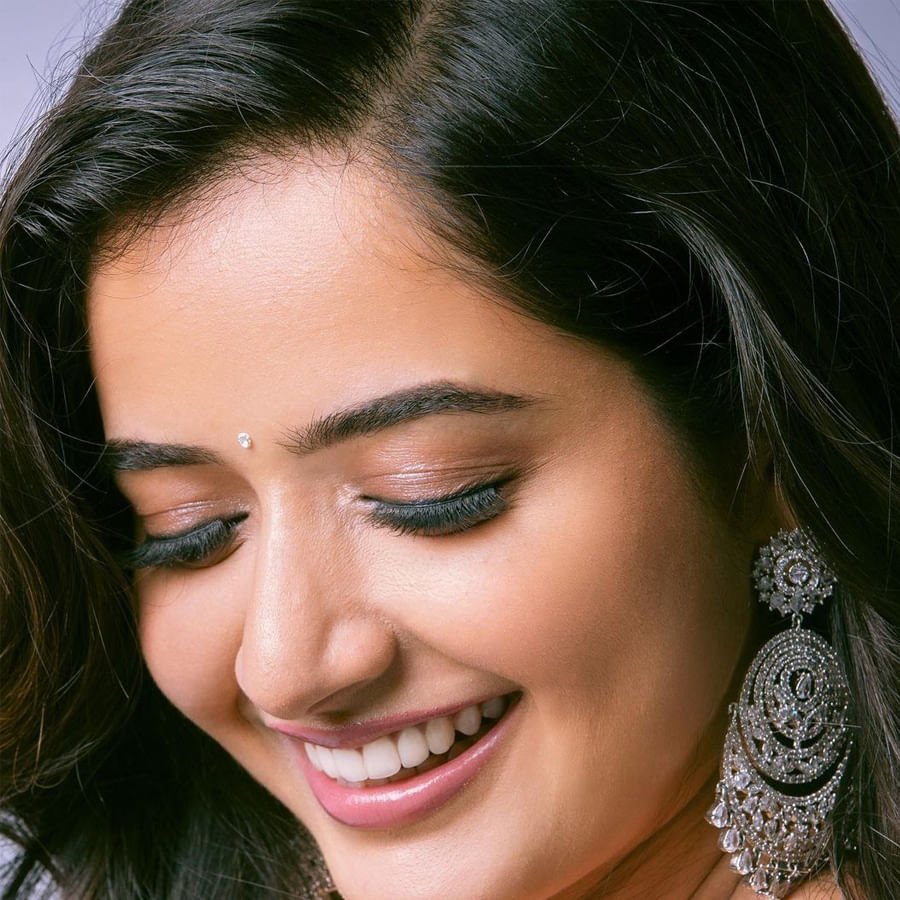 అందం, అభినయంతో చిత్రపరిశ్రమలో తనకంటూ ప్రత్యేక గుర్తింపు తెచ్చుకుంది కన్నడ సోయగం అషికా రంగనాథ్. ఓవైపు వరుస సినిమాలతో బిజీగా ఉన్న ఈ అమ్మడు.. మరోవైపు సోషల్ మీడియాలోనూ ఫుల్ యాక్టివ్‏గా ఉంటుంది. ఈ ముద్దుగుమ్మకు దాదాపు 16 లక్షల మందికిపైగా ఫాలోవర్లు ఉన్నారు. 