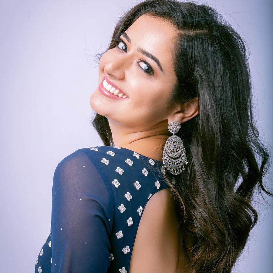 అందం, అభినయంతో చిత్రపరిశ్రమలో తనకంటూ ప్రత్యేక గుర్తింపు తెచ్చుకుంది కన్నడ సోయగం అషికా రంగనాథ్. ఓవైపు వరుస సినిమాలతో బిజీగా ఉన్న ఈ అమ్మడు.. మరోవైపు సోషల్ మీడియాలోనూ ఫుల్ యాక్టివ్‏గా ఉంటుంది. ఈ ముద్దుగుమ్మకు దాదాపు 16 లక్షల మందికిపైగా ఫాలోవర్లు ఉన్నారు. 