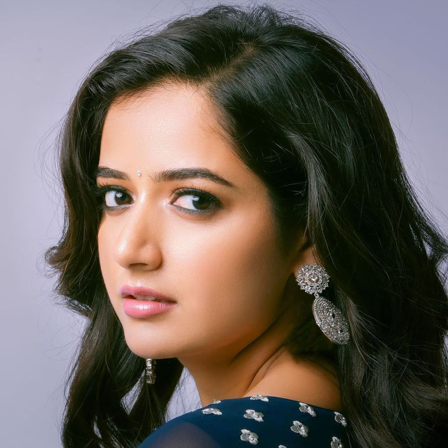 అందం, అభినయంతో చిత్రపరిశ్రమలో తనకంటూ ప్రత్యేక గుర్తింపు తెచ్చుకుంది కన్నడ సోయగం అషికా రంగనాథ్. ఓవైపు వరుస సినిమాలతో బిజీగా ఉన్న ఈ అమ్మడు.. మరోవైపు సోషల్ మీడియాలోనూ ఫుల్ యాక్టివ్‏గా ఉంటుంది. ఈ ముద్దుగుమ్మకు దాదాపు 16 లక్షల మందికిపైగా ఫాలోవర్లు ఉన్నారు. 