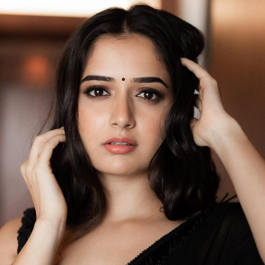 అందం, అభినయంతో చిత్రపరిశ్రమలో తనకంటూ ప్రత్యేక గుర్తింపు తెచ్చుకుంది కన్నడ సోయగం అషికా రంగనాథ్. ఓవైపు వరుస సినిమాలతో బిజీగా ఉన్న ఈ అమ్మడు.. మరోవైపు సోషల్ మీడియాలోనూ ఫుల్ యాక్టివ్‏గా ఉంటుంది. ఈ ముద్దుగుమ్మకు దాదాపు 16 లక్షల మందికిపైగా ఫాలోవర్లు ఉన్నారు. 