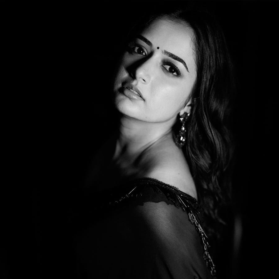 అందం, అభినయంతో చిత్రపరిశ్రమలో తనకంటూ ప్రత్యేక గుర్తింపు తెచ్చుకుంది కన్నడ సోయగం అషికా రంగనాథ్. ఓవైపు వరుస సినిమాలతో బిజీగా ఉన్న ఈ అమ్మడు.. మరోవైపు సోషల్ మీడియాలోనూ ఫుల్ యాక్టివ్‏గా ఉంటుంది. ఈ ముద్దుగుమ్మకు దాదాపు 16 లక్షల మందికిపైగా ఫాలోవర్లు ఉన్నారు. 