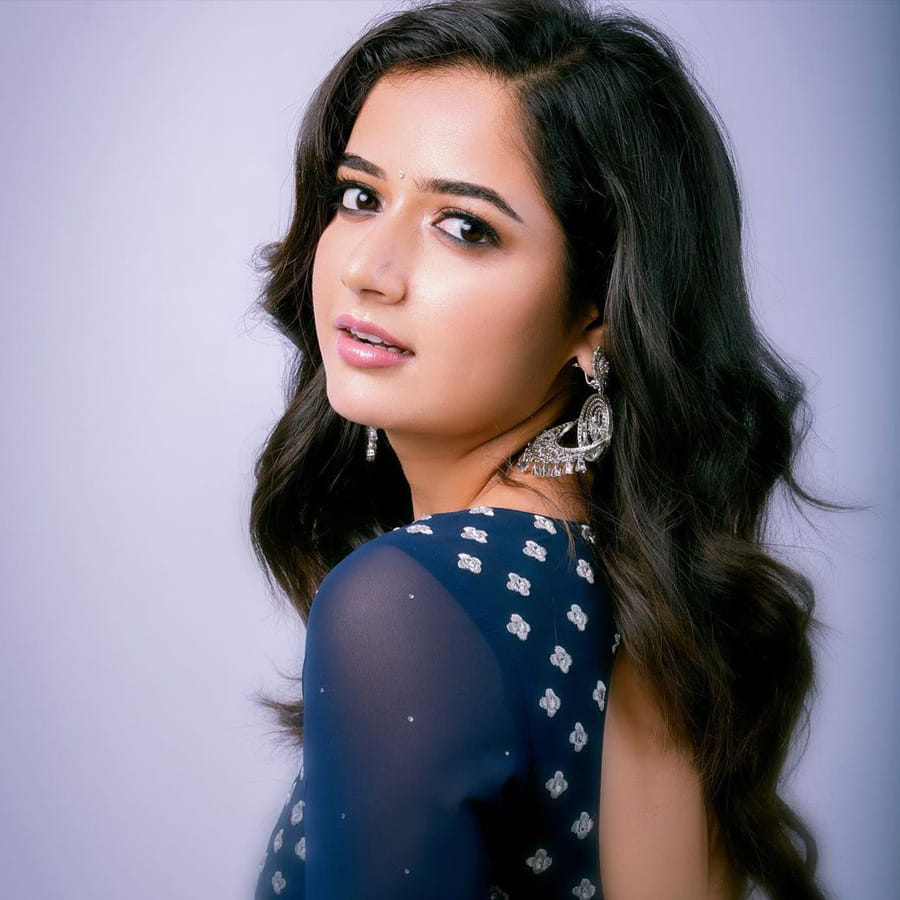 అందం, అభినయంతో చిత్రపరిశ్రమలో తనకంటూ ప్రత్యేక గుర్తింపు తెచ్చుకుంది కన్నడ సోయగం అషికా రంగనాథ్. ఓవైపు వరుస సినిమాలతో బిజీగా ఉన్న ఈ అమ్మడు.. మరోవైపు సోషల్ మీడియాలోనూ ఫుల్ యాక్టివ్‏గా ఉంటుంది. ఈ ముద్దుగుమ్మకు దాదాపు 16 లక్షల మందికిపైగా ఫాలోవర్లు ఉన్నారు. 