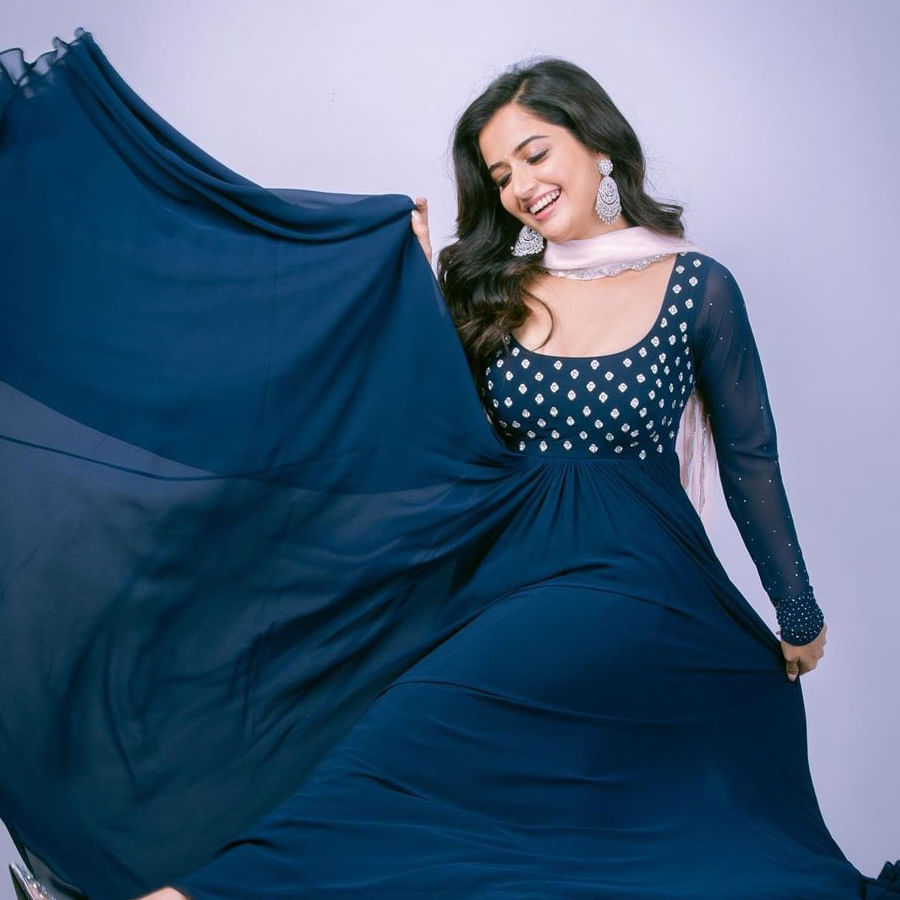 అందం, అభినయంతో చిత్రపరిశ్రమలో తనకంటూ ప్రత్యేక గుర్తింపు తెచ్చుకుంది కన్నడ సోయగం అషికా రంగనాథ్. ఓవైపు వరుస సినిమాలతో బిజీగా ఉన్న ఈ అమ్మడు.. మరోవైపు సోషల్ మీడియాలోనూ ఫుల్ యాక్టివ్‏గా ఉంటుంది. ఈ ముద్దుగుమ్మకు దాదాపు 16 లక్షల మందికిపైగా ఫాలోవర్లు ఉన్నారు. 