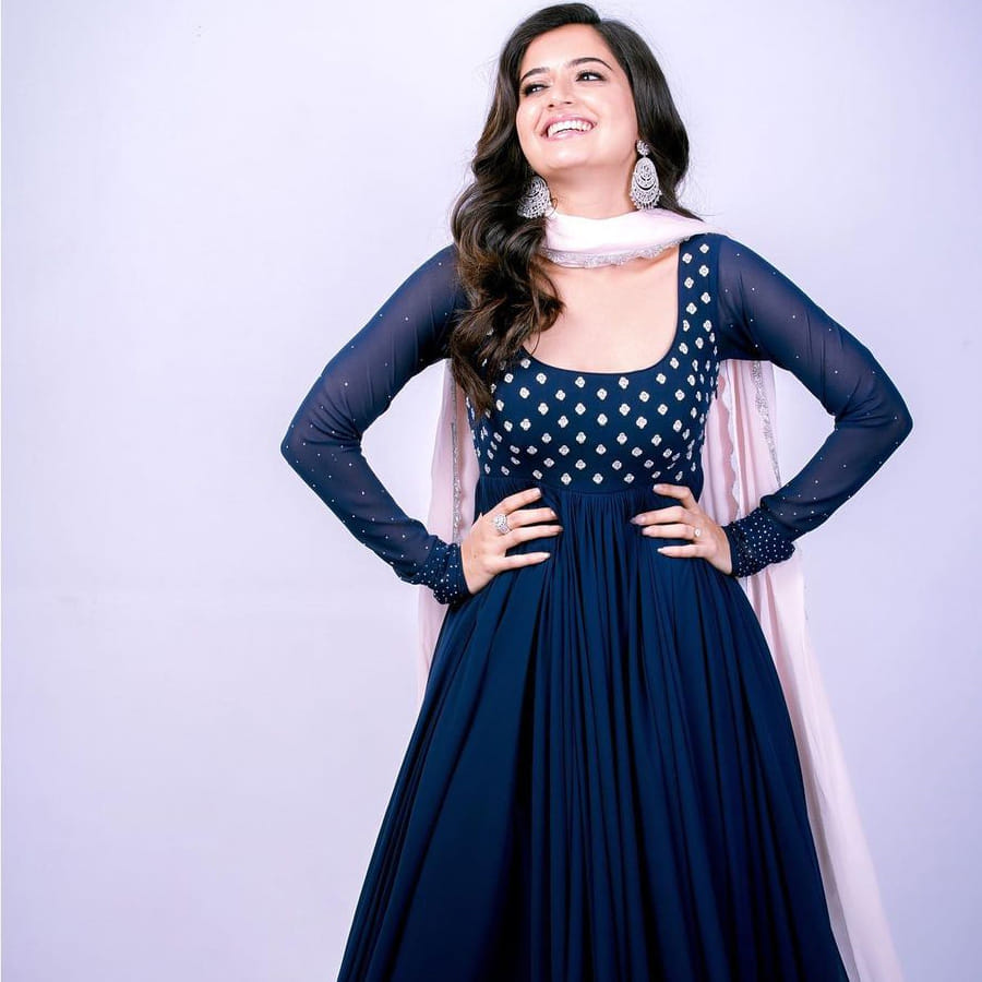 అందం, అభినయంతో చిత్రపరిశ్రమలో తనకంటూ ప్రత్యేక గుర్తింపు తెచ్చుకుంది కన్నడ సోయగం అషికా రంగనాథ్. ఓవైపు వరుస సినిమాలతో బిజీగా ఉన్న ఈ అమ్మడు.. మరోవైపు సోషల్ మీడియాలోనూ ఫుల్ యాక్టివ్‏గా ఉంటుంది. ఈ ముద్దుగుమ్మకు దాదాపు 16 లక్షల మందికిపైగా ఫాలోవర్లు ఉన్నారు. 