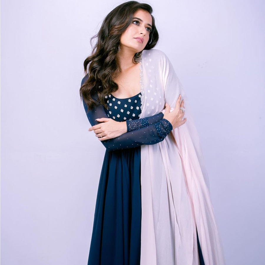 అందం, అభినయంతో చిత్రపరిశ్రమలో తనకంటూ ప్రత్యేక గుర్తింపు తెచ్చుకుంది కన్నడ సోయగం అషికా రంగనాథ్. ఓవైపు వరుస సినిమాలతో బిజీగా ఉన్న ఈ అమ్మడు.. మరోవైపు సోషల్ మీడియాలోనూ ఫుల్ యాక్టివ్‏గా ఉంటుంది. ఈ ముద్దుగుమ్మకు దాదాపు 16 లక్షల మందికిపైగా ఫాలోవర్లు ఉన్నారు. 