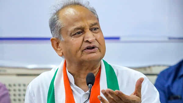 Gujarat: సీఎం ప్రసంగిస్తుండగా దూసుకొచ్చిన ఎద్దు.. బీజేపీ కుట్రేనని ముఖ్యమంత్రి ఘాటు వ్యాఖ్యలు..