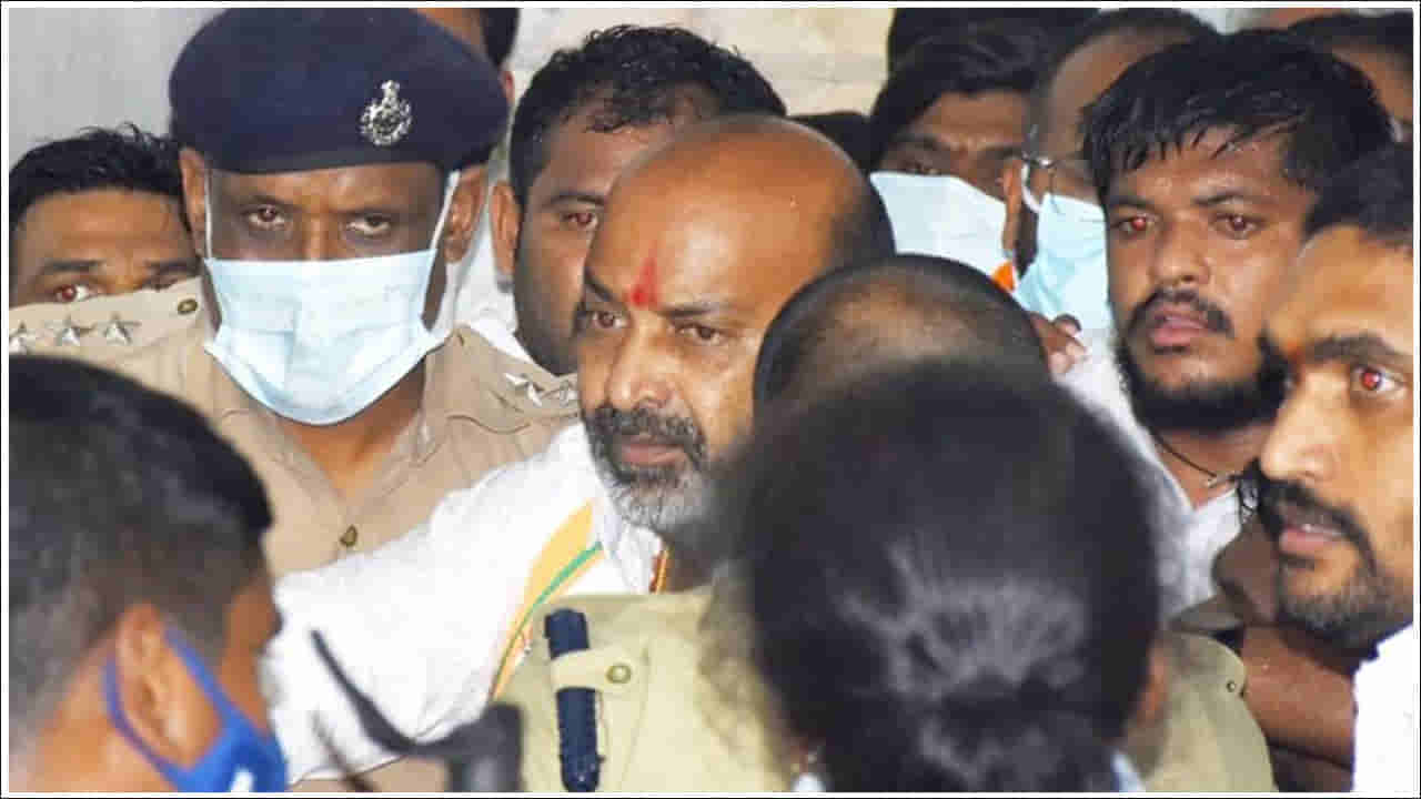 Bandi Sanjay: మునుగోడుకు బయలుదేరిన బండి సంజయ్.. అడ్డుకున్న పోలీసులు.. అర్ధరాత్రి తోపులాట