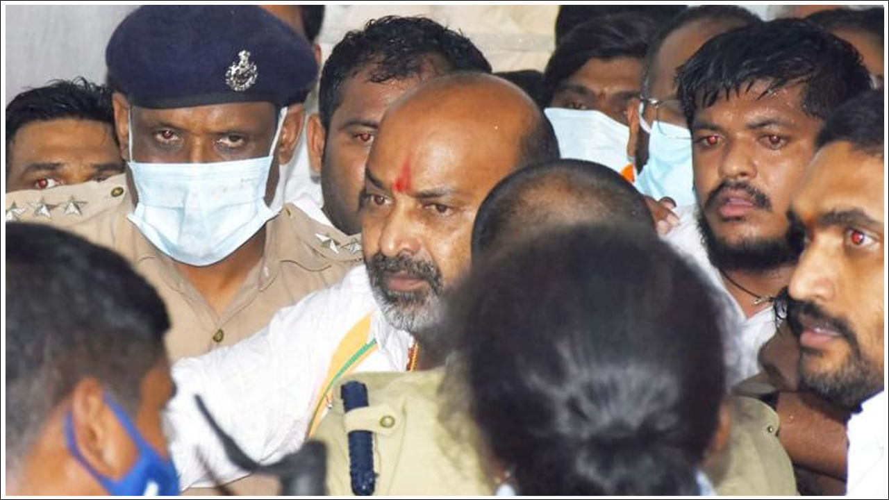 Bandi Sanjay: మునుగోడుకు బయలుదేరిన బండి సంజయ్.. అడ్డుకున్న పోలీసులు.. అర్ధరాత్రి తోపులాట