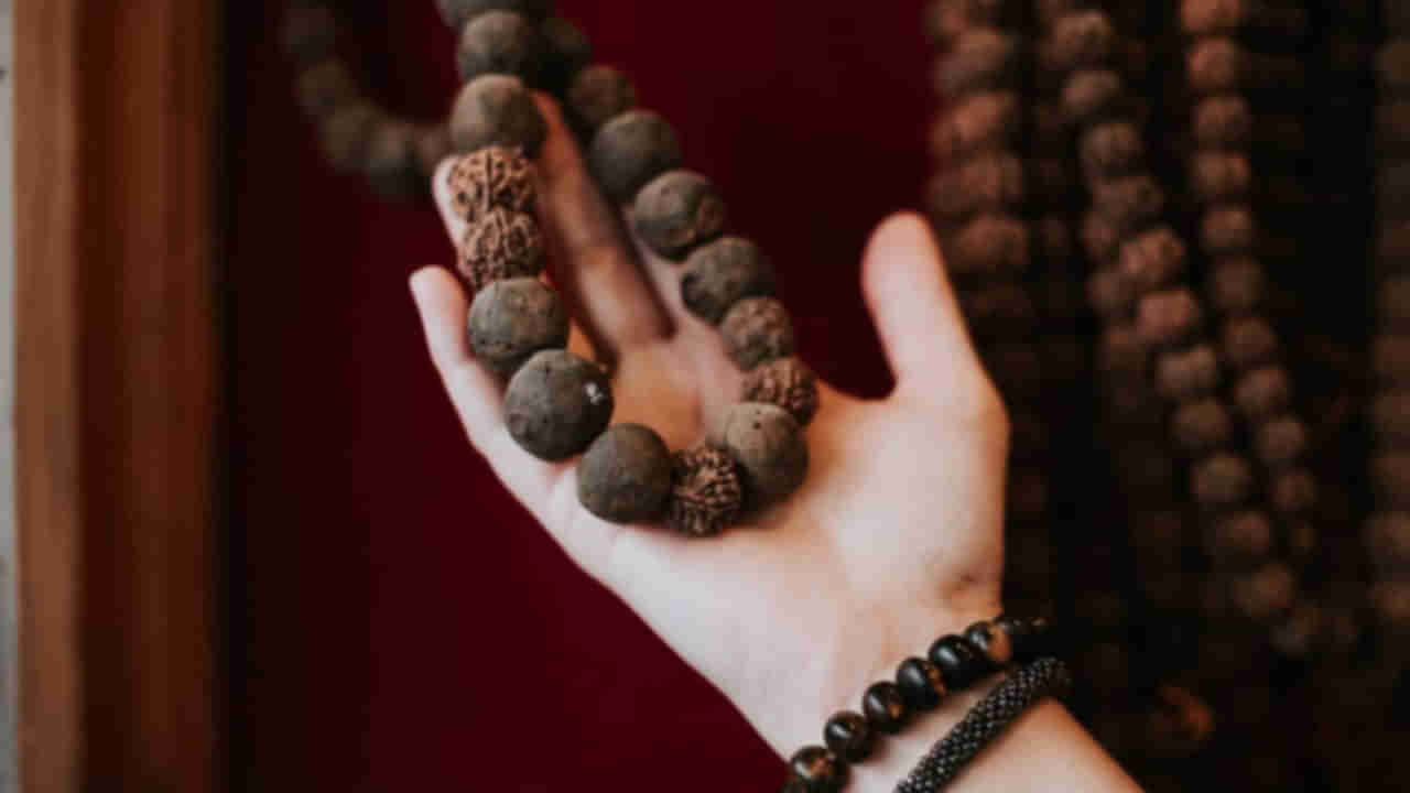 Rudraksha Mala: మీరు రుద్రాక్షలను ధరిస్తున్నారా.. అయితే ఈ తప్పులు చేయవద్దు..