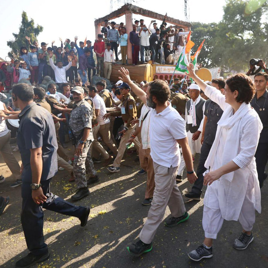 కాంగ్రెస్ అగ్రనేత రాహుల్ గాంధీ చేపట్టిన భారత్ జోడో యాత్ర మధ్యప్రదేశ్‌లో కొనసాగుతోంది. 78వ రోజు కొనసాగుతున్న యాత్రలో రాహుల్‌గాంధీతో కలిసి సోదరి ప్రియాంక గాంధీ వాద్రా అడుగులేస్తున్నారు. రాహుల్ భారత్ జోడో యాత్రలో గురువారం ఉదయం ప్రియాంక, ఆమె భర్త రాబర్ట్ వాద్రా పాల్గొన్నారు. 