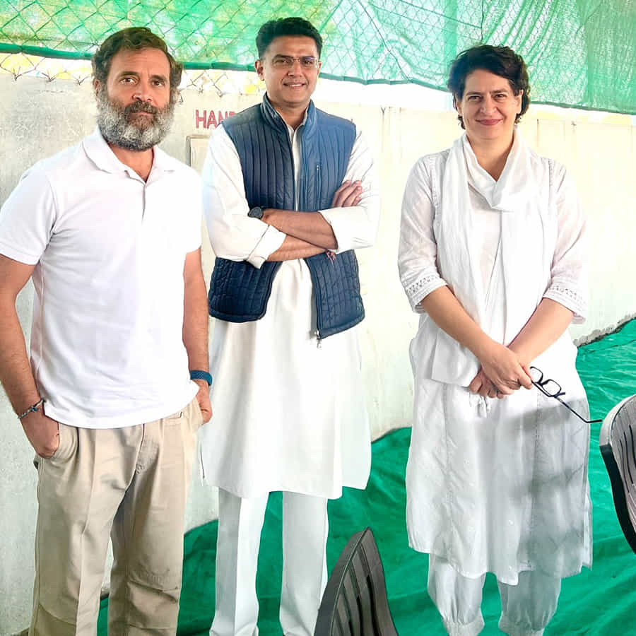 కాంగ్రెస్ అగ్రనేత రాహుల్ గాంధీ చేపట్టిన భారత్ జోడో యాత్ర మధ్యప్రదేశ్‌లో కొనసాగుతోంది. 78వ రోజు కొనసాగుతున్న యాత్రలో రాహుల్‌గాంధీతో కలిసి సోదరి ప్రియాంక గాంధీ వాద్రా అడుగులేస్తున్నారు. రాహుల్ భారత్ జోడో యాత్రలో గురువారం ఉదయం ప్రియాంక, ఆమె భర్త రాబర్ట్ వాద్రా పాల్గొన్నారు. 