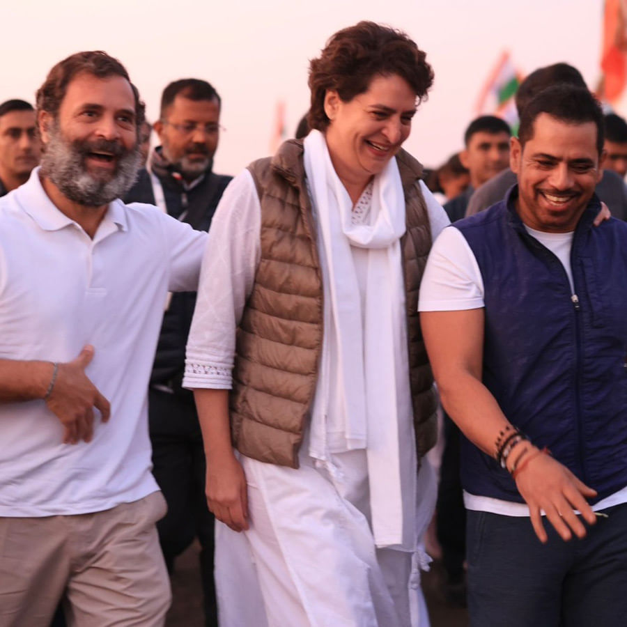 కాంగ్రెస్ అగ్రనేత రాహుల్ గాంధీ చేపట్టిన భారత్ జోడో యాత్ర మధ్యప్రదేశ్‌లో కొనసాగుతోంది. 78వ రోజు కొనసాగుతున్న యాత్రలో రాహుల్‌గాంధీతో కలిసి సోదరి ప్రియాంక గాంధీ వాద్రా అడుగులేస్తున్నారు. రాహుల్ భారత్ జోడో యాత్రలో గురువారం ఉదయం ప్రియాంక, ఆమె భర్త రాబర్ట్ వాద్రా పాల్గొన్నారు. 