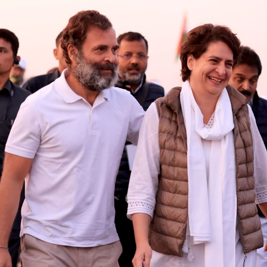 కాంగ్రెస్ అగ్రనేత రాహుల్ గాంధీ చేపట్టిన భారత్ జోడో యాత్ర మధ్యప్రదేశ్‌లో కొనసాగుతోంది. 78వ రోజు కొనసాగుతున్న యాత్రలో రాహుల్‌గాంధీతో కలిసి సోదరి ప్రియాంక గాంధీ వాద్రా అడుగులేస్తున్నారు. రాహుల్ భారత్ జోడో యాత్రలో గురువారం ఉదయం ప్రియాంక, ఆమె భర్త రాబర్ట్ వాద్రా పాల్గొన్నారు. 