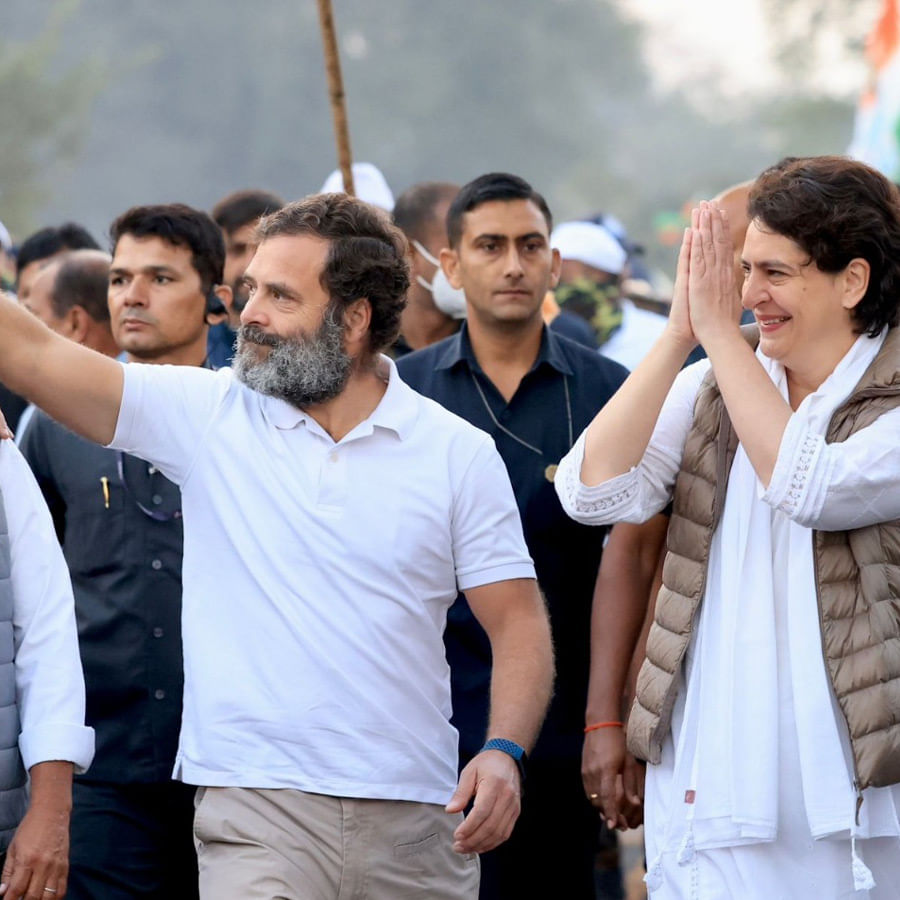 కాంగ్రెస్ అగ్రనేత రాహుల్ గాంధీ చేపట్టిన భారత్ జోడో యాత్ర మధ్యప్రదేశ్‌లో కొనసాగుతోంది. 78వ రోజు కొనసాగుతున్న యాత్రలో రాహుల్‌గాంధీతో కలిసి సోదరి ప్రియాంక గాంధీ వాద్రా అడుగులేస్తున్నారు. రాహుల్ భారత్ జోడో యాత్రలో గురువారం ఉదయం ప్రియాంక, ఆమె భర్త రాబర్ట్ వాద్రా పాల్గొన్నారు. 