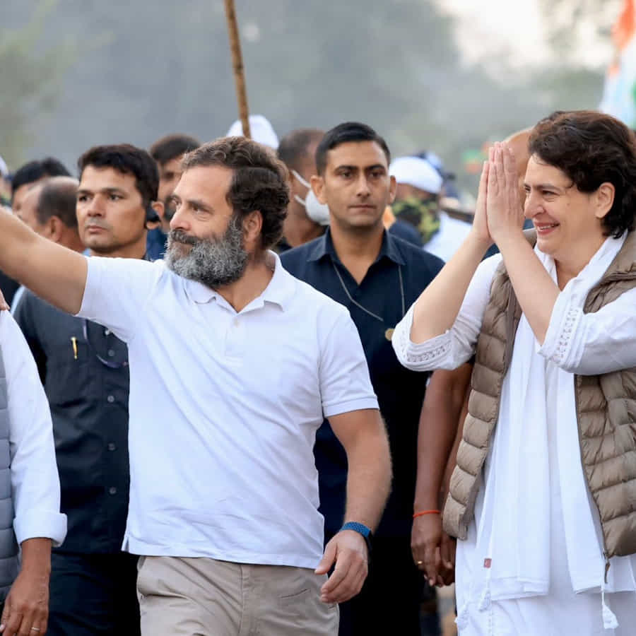 కాంగ్రెస్ అగ్రనేత రాహుల్ గాంధీ చేపట్టిన భారత్ జోడో యాత్ర మధ్యప్రదేశ్‌లో కొనసాగుతోంది. 78వ రోజు కొనసాగుతున్న యాత్రలో రాహుల్‌గాంధీతో కలిసి సోదరి ప్రియాంక గాంధీ వాద్రా అడుగులేస్తున్నారు. రాహుల్ భారత్ జోడో యాత్రలో గురువారం ఉదయం ప్రియాంక, ఆమె భర్త రాబర్ట్ వాద్రా పాల్గొన్నారు. 