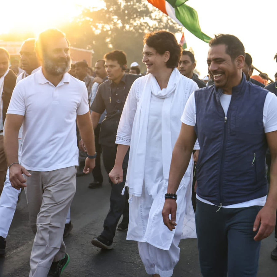 కాంగ్రెస్ అగ్రనేత రాహుల్ గాంధీ చేపట్టిన భారత్ జోడో యాత్ర మధ్యప్రదేశ్‌లో కొనసాగుతోంది. 78వ రోజు కొనసాగుతున్న యాత్రలో రాహుల్‌గాంధీతో కలిసి సోదరి ప్రియాంక గాంధీ వాద్రా అడుగులేస్తున్నారు. రాహుల్ భారత్ జోడో యాత్రలో గురువారం ఉదయం ప్రియాంక, ఆమె భర్త రాబర్ట్ వాద్రా పాల్గొన్నారు. 