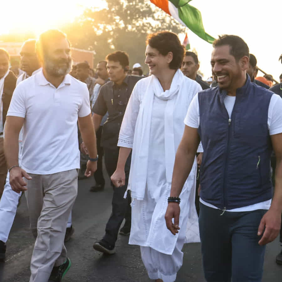 కాంగ్రెస్ అగ్రనేత రాహుల్ గాంధీ చేపట్టిన భారత్ జోడో యాత్ర మధ్యప్రదేశ్‌లో కొనసాగుతోంది. 78వ రోజు కొనసాగుతున్న యాత్రలో రాహుల్‌గాంధీతో కలిసి సోదరి ప్రియాంక గాంధీ వాద్రా అడుగులేస్తున్నారు. రాహుల్ భారత్ జోడో యాత్రలో గురువారం ఉదయం ప్రియాంక, ఆమె భర్త రాబర్ట్ వాద్రా పాల్గొన్నారు. 