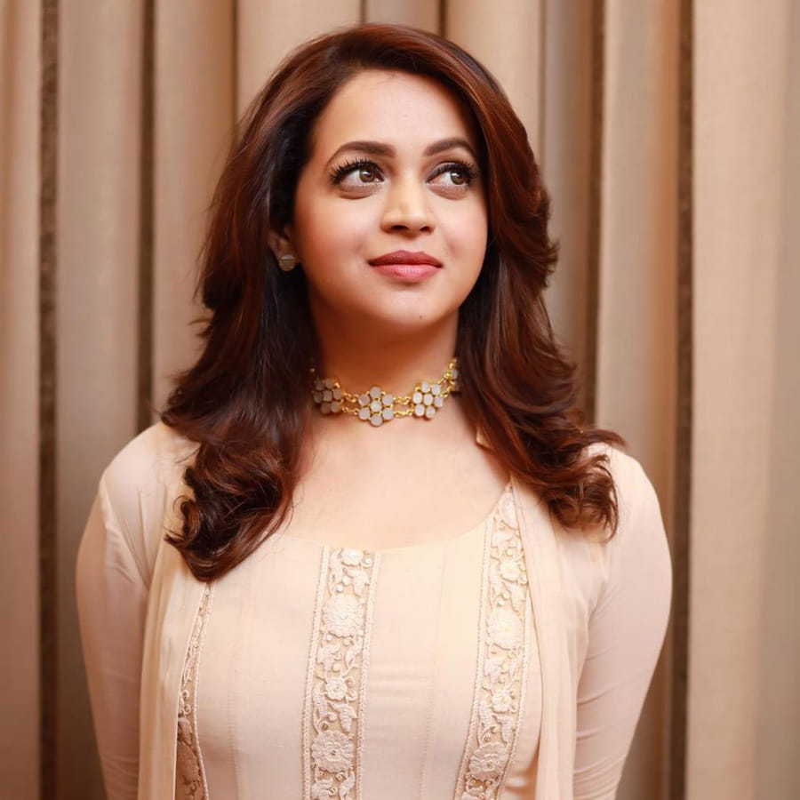 టాలీవుడ్, కోలీవుడ్ సంచలన నటి భావన... మ్యారేజ్ తర్వాత... సినిమాలకు కాస్త దూరమైంది. 2017లో భావన కిడ్నాప్ ఎపిసోడ్... సౌత్ ఇండస్ట్రీలో తీవ్ర కలకలం రేపింది. ఆ తర్వాత చిరకాల స్నేహితుడు, కన్నడ నిర్మాత నవీన్ను పెళ్లి చేసుకున్న ఈ కేరళ బ్యూటీ...