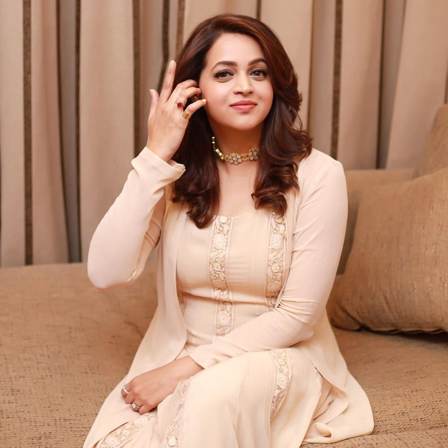 టాలీవుడ్, కోలీవుడ్‌ సంచలన నటి భావన... మ్యారేజ్ తర్వాత... సినిమాలకు కాస్త దూరమైంది. 2017లో భావన కిడ్నాప్ ఎపిసోడ్... సౌత్ ఇండస్ట్రీలో తీవ్ర కలకలం రేపింది. ఆ తర్వాత చిరకాల స్నేహితుడు, కన్నడ నిర్మాత నవీన్‌ను పెళ్లి చేసుకున్న ఈ కేరళ బ్యూటీ...