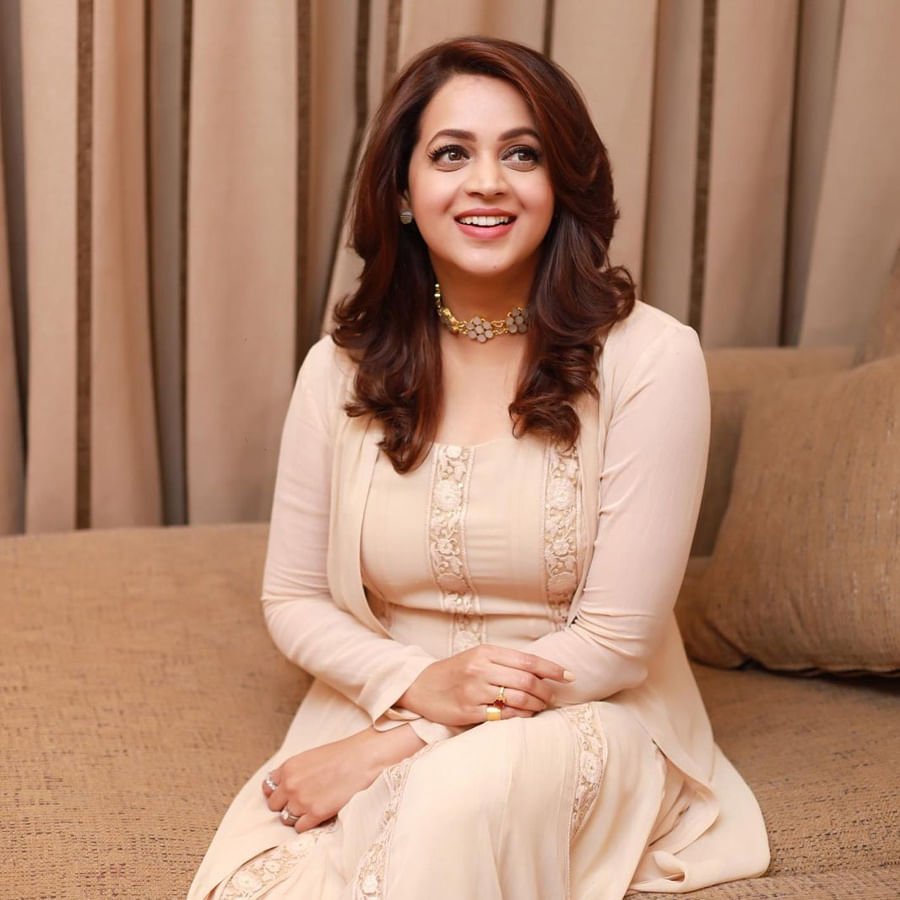 టాలీవుడ్, కోలీవుడ్‌ సంచలన నటి భావన... మ్యారేజ్ తర్వాత... సినిమాలకు కాస్త దూరమైంది. 2017లో భావన కిడ్నాప్ ఎపిసోడ్... సౌత్ ఇండస్ట్రీలో తీవ్ర కలకలం రేపింది. ఆ తర్వాత చిరకాల స్నేహితుడు, కన్నడ నిర్మాత నవీన్‌ను పెళ్లి చేసుకున్న ఈ కేరళ బ్యూటీ...