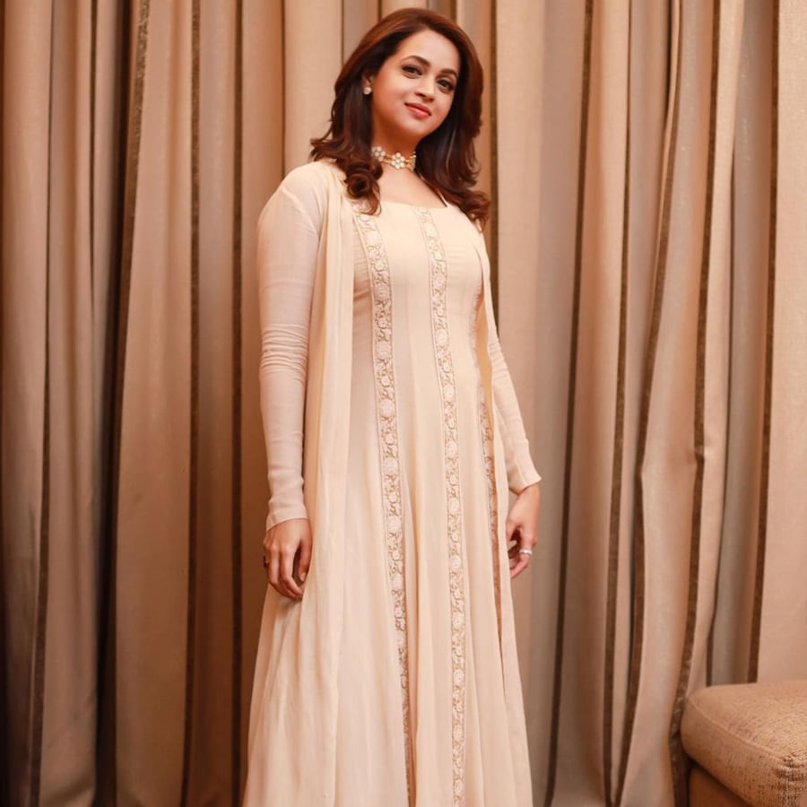 టాలీవుడ్, కోలీవుడ్‌ సంచలన నటి భావన... మ్యారేజ్ తర్వాత... సినిమాలకు కాస్త దూరమైంది. 2017లో భావన కిడ్నాప్ ఎపిసోడ్... సౌత్ ఇండస్ట్రీలో తీవ్ర కలకలం రేపింది. ఆ తర్వాత చిరకాల స్నేహితుడు, కన్నడ నిర్మాత నవీన్‌ను పెళ్లి చేసుకున్న ఈ కేరళ బ్యూటీ...