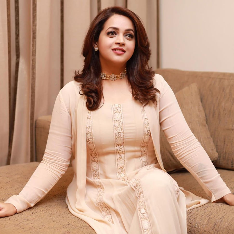 టాలీవుడ్, కోలీవుడ్‌ సంచలన నటి భావన... మ్యారేజ్ తర్వాత... సినిమాలకు కాస్త దూరమైంది. 2017లో భావన కిడ్నాప్ ఎపిసోడ్... సౌత్ ఇండస్ట్రీలో తీవ్ర కలకలం రేపింది. ఆ తర్వాత చిరకాల స్నేహితుడు, కన్నడ నిర్మాత నవీన్‌ను పెళ్లి చేసుకున్న ఈ కేరళ బ్యూటీ...