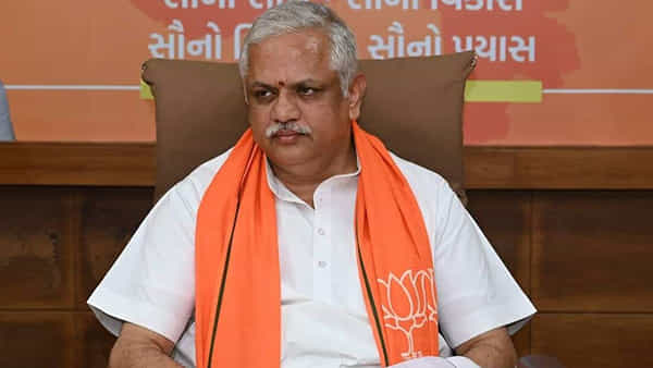 TRS MLA poaching case: ఫామ్హౌస్ డీల్ వ్యవహారంలో సిట్ దూకుడు.. బీజేపీ నేత బీఎల్ సంతోష్పై కేసు..