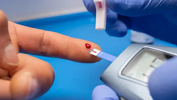 Blood Sugar: మీ జీవనశైలిలో ఈ 7 తప్పులు అస్సలు చేయకండి.. రక్తంలో షుగర్ లెవెల్స్ పెరిగే ప్రమాదముంది..!